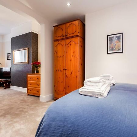 Gorgeous Town Centre Apt With Courtyard Garden Bournemouth Eksteriør billede