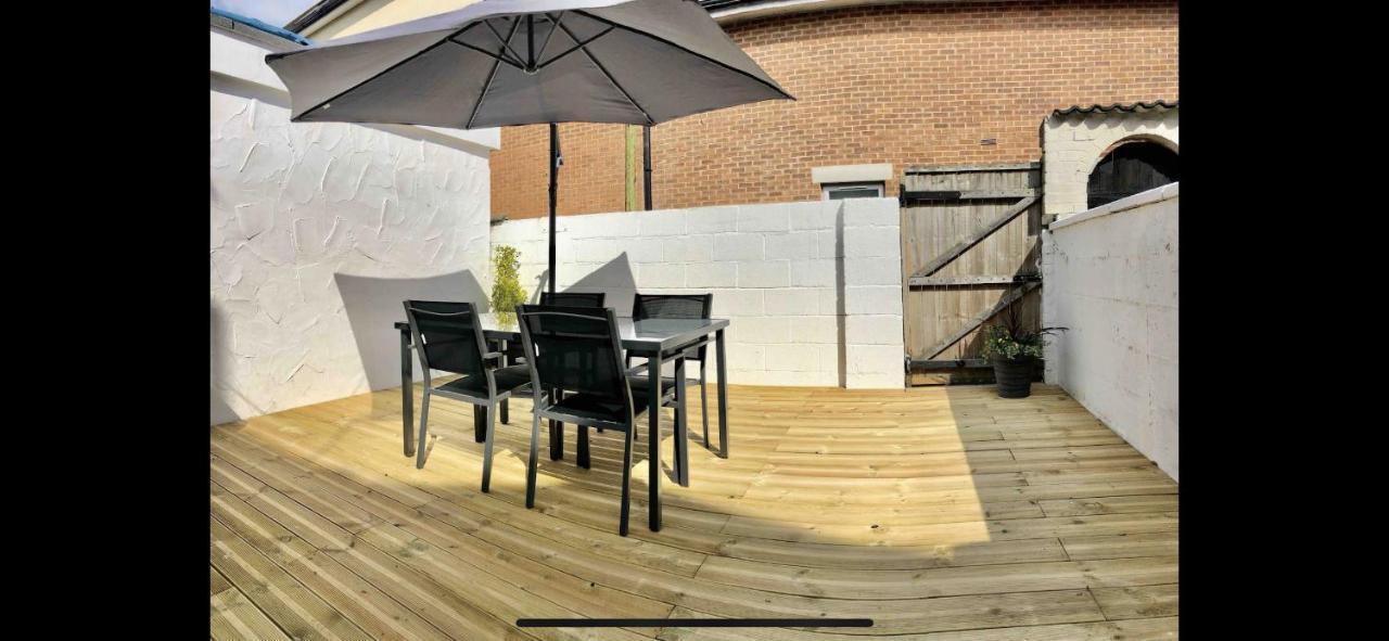 Gorgeous Town Centre Apt With Courtyard Garden Bournemouth Eksteriør billede